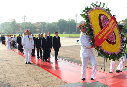 Đoàn đại biểu lãnh đạo Đảng, Nhà nước, Quốc hội, Chính phủ và Mặt trận Tổ quốc Việt Nam viếng Chủ tịch Hồ Chí Minh.